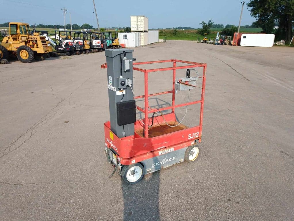 Vertical Mast Lift - 2015 Skyjack SJ12