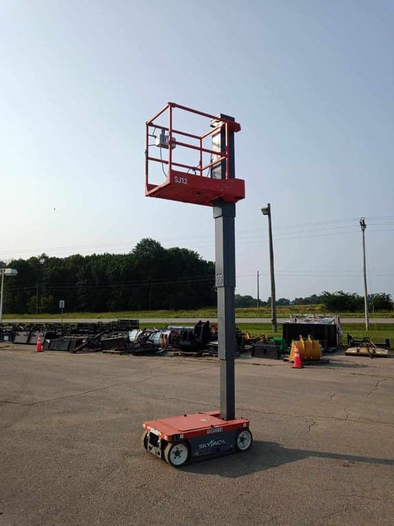 Vertical Mast Lift - 2015 Skyjack SJ12